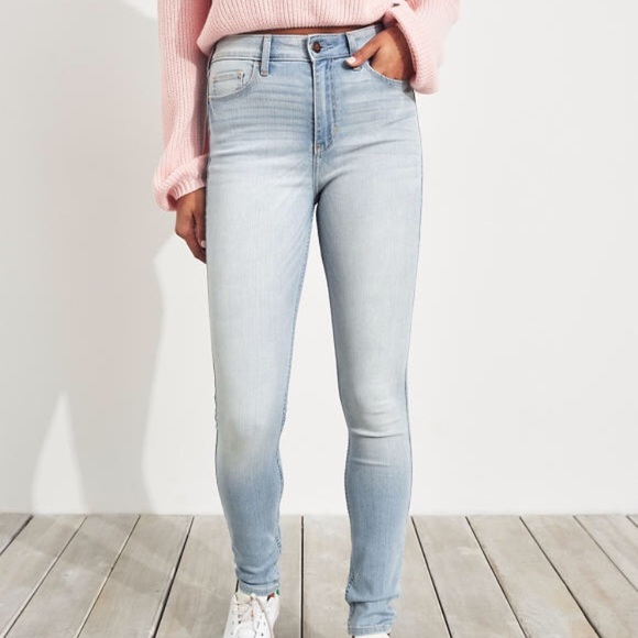 Hollister • High Waisted Light Wash Jeans - Picture 2 of 5